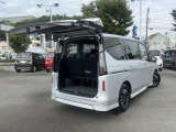 大きく開くバックドアで荷物の出し入れもスムーズに!