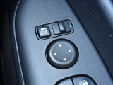 【電動格納ドアミラー】狭い駐車場で便利な電動格納ドアミラーが付いています。