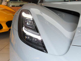 LEDヘッドランプは、従来のハロゲンヘッドランプやディスチャージヘッドランプに比べて、少ないエネルギー消費ではるかに明るい光を提供します。
