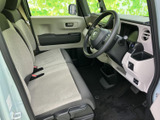 明るい色調のシートとドア内張りで、運転席まわりはすっきりとした雰囲気。前方やサイドの窓から視界を確保しやすく、座面も広く、落ち着いて過ごせる空間です。