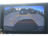 カメラの映像は室内ディスプレイに表示されますので安全運転につながります。