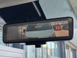 インテリジェントルームミラー☆後席に乗っている人や、大きな荷物を載せていると見にくくなりがちな後方視界。。こちらは車両後方のカメラ映像をミラーに映すので、天候にも影響されないクリアな後方視界を実現☆