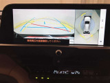 車を上から見たような視点のパノラミックビューモニター。後方の死角だけでなく左右や前方の障害物の発見もしやすくなります!