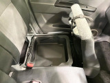 【シートアンダーボックス】シートの下に大容量の収納スペースが備わっており、靴や洗車グッズなど、外から見られたくないものをすっきり収納できて便利!