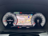 スピードメーターなどの運転に必要な計器とともに、オーディオ・電話の操作画面などを表示。レイアウトはステアリングスイッチで切り替えでき運転に集中しながら必要な情報を瞬時に得ることが可能。