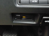 運転席の右下にETCがビルトインされています。高速道路では便利ですね!