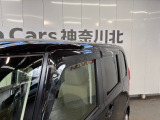 ドアバイザーを装備!雨の日でも窓を少し開けて車内の換気がしやすく、空気を入れ替えたい時に便利です。雨の吹き込みを抑えてくれるため、天候を問わず日常使いで活躍する実用的な装備です。