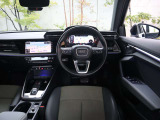 内装はシンプルに使い勝手を考え作られています。お車を運転する感覚をダイレクトに体感して頂けます。室内も広くロングドライブにも快適にお過ごしいただけます。