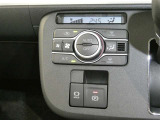 「AUTO」スイッチで車内の温度を一定に保ってくれるオートエアコン 快適装備の代名詞 もちろんマニュアル操作も可能ですよ
