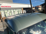 目立つキズ凹み等はありませんが、中古車という商品の特性ルーフには子キズや塗装しみがあります