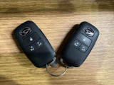 【スマートキー】 スマートキーを携帯していれば、ドアハンドルのボタンを押してロックの解除ができ、パワースライドドアもワンタッチで開閉できます。