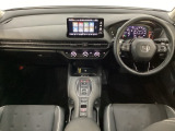 車内は光触媒抗菌消臭施工済です。インパネ周りはスタイリッシュなデザインで機能や装備も充実しています。グローブボックスやカップホルダーのほかにトレーなどたくさんの収納スペースが付いています。