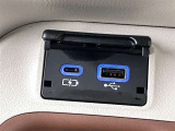 シフトレバー左側には充電用USB端子(Type-C)と通信用USB端子(Type-A)が付いています。