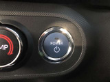 エンジンスタートスイッチです。キーが車内にあれば、エンジンの始動や停止はスイッチを押すだけ!キーを取り出す手間を省き、ワンプッシュで操作できるので簡単でスムーズです。