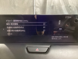 ドライバーモニタリングは、運転者の疲労や眠気を検知し、休憩を促すシステムです。カメラで顔の各部位の変化を検出し、疲労や眠気を推定してディスプレイの表示および警報チャイムで休憩を促します。