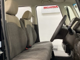 座面も厚みがあり背もたれも高く、広い足元にゆったり座れるシートです。運転席と助手席の間が空いている為、助手席側への移動がスムーズです。交通量の多い道でも助手席側から乗り降りができます。