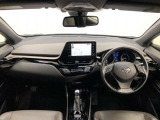 シンプルながら機能性あふれる運転席廻りです。視界性もよく、運転しやすいですよ。