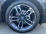 【BMWアロイホイル】軽量かつ強度に拘ったアロイホイル。走行性能ポテンシャルを引き出す設計。車の足元を引き締めてくれる大きなポイントはアロイホイルです。