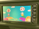 画面に映像を表示できるモニターを備え、停車中の待ち時間などにも活用できます。操作ボタンが画面脇にまとまり、表示の切り替えや音量調整を行いやすいレイアウトです。