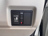 片側電動スライドドア、荷物で手が塞がるなど簡単にドアの開閉が出来ます。何より力いらずで開閉OK、女性やお年寄りにも優しい。電動機能はOFFにもできますから元気なお子様の駆け出しも安心。