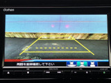 後方の映像に加えてガイド線が表示され、駐車時に車両と周囲との位置関係を確認しやすくなります。バック時の後方確認を補助し、駐車操作をサポートする便利な装備です。
