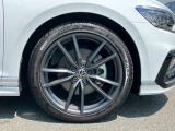 純正19インチアルミホイールが装着されております。モデル別にデザインされておりこちらの車両を足元からイメージに合うように考えられております。車のデザインを印象付けるのではないでしょうか?
