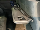 【シートバックテーブル】目的地に着いた後や休憩中など、車を止めて過ごす時間を快適にするための工夫です。小物を置いたり、飲み物を楽しんだりと、使い道は自由自在。