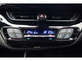 ★運転席と助手席でそれぞれお好みに合わせて温度設定が行えるフルオートエアコンです。外気温や室温、日射量を感知し、吹き出し温度、風量を緻密に制御します