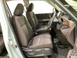 女性でも運転がしやすいように、シートの高さ調整機能(シートリフター)がついています。広い足元にゆったり座れるシートには肘掛も装備しており長距離の運転でも疲れにくいシートです。