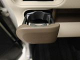 カップホルダーは運転席や助手席からちょうど手の届く位置です!!