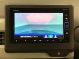 ギヤをR(バック)に入れるとナビの画面に後ろの映像が映るリアカメラ付です。後退時、コンディションが悪い視界でもカラーバックモニターがドライバーをサポートします。