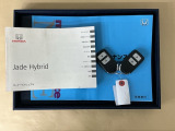 メンテナンスノート【点検整備記録簿・保証書】、取説も揃ってます。スマートキーはバッグなどにしまったままボタン操作でエンジン始動・停止やハイブリッドシステムの起動や停止ができて大変便利です