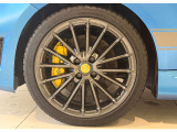 フロントには名門Bremboの4ポッドキャリパーが装備。ドライバーのテンションを高めてくれます。