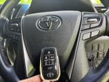手元には複数のスイッチが配置され、運転姿勢を保ちながら車内装備を扱いやすい構成です。表示や配置を確認しやすく、日々の移動で便利に活用いただける装備です。