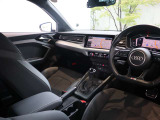 内装はシンプルに使い勝手を考え作られています。お車を運転する感覚をダイレクトに体感して頂けます。室内も広くロングドライブにも快適にお過ごしいただけます。