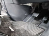 運転席フロア。体格を問わず心地よいドライビングポジションがとれるよう各ペダルが配置されています!