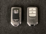 スマートキーを装備しています。鍵を差し込むことなくドアロックの開け閉めと、スタートボタン操作でのエンジンスタートができます。スペアキーも同じものを用意しております。