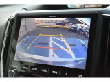 リヤカメラ付きなので、シフトレバーをリバースにすると連動してカメラ映像に切り替わります。