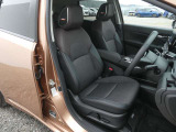 高級感のある上質なシートです。前席にはシートヒーターが付いています。また運転席はパワーシートになります。