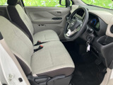 明るい色合いのシートが車内をすっきりと見せ、前席にはゆったり腰掛けられる空間を確保。運転席からの視界も開けており、毎日の移動を快適に始められます。