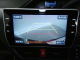 バックガイドモニター付き。車両後方の映像をナビ画面に表示し、駐車などの後退操作をサポートします。