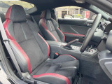 【専用スポーツシート】ホールド性に優れ、カーブ時の体が流れを抑制してくれます。また、体にフィットするから腰や背中が疲れにくく、ロングドライブや高速走行でも快適にお過ごしいただけます♪