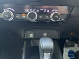 【フィット】 運転席周りの小物入れやステアリングに装着されたボタンの配置もすごく使いやすいと思います。運転席からの視認性も良好!!運転しやすいオールラウンドプレイヤーのフィットです。おススメの一台とな