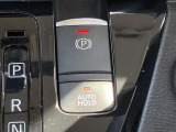 電動ブレーキ&オートホールドでブレーキ力を自動でキープ信号待ちなどの停車時に、ブレーキペダルを踏み続けていなくても自動的にブレーキ力がキープ。ペダルを踏み続けることによる足の疲れを緩和します。