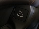 エレクトリックギアセレクターの下にスマートフォンなどが置けるトレーと、外部入力の可能なUSB端子がついています。また反対の左側には充電可能なUSB端子がついています。移動中に充電もできるので便利です。