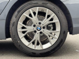 BMWならではの卓越した走りを支えるホイールと足回りです!日本車の走りに慣れている方にもぜひ体感して頂きたいほど、高いレベルでまとまっています!純正17インチアルミホイール。