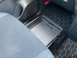 助手席シートの下に、便利な前後スライド式のアンダーボックスを装備。運転用の替え靴や、車内に常備したいこども用品、着がえた服などを収納できます。下段には、車検証BOOK入れが有ります。