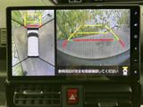 後方の映像に加えて車両を上から見た映像も表示され、駐車時に周囲の状況を確認しやすい装備です。画面上のガイド線を目安に、車庫入れや後退時の安全確認にお役立ていただけます。