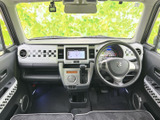 開放感のある室内空間が広がります。ドライバー視点からの視界も広く、運転に集中できますね。