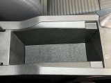 アームレストの中にも収納スペース!運転席周りをすっきり保てます!